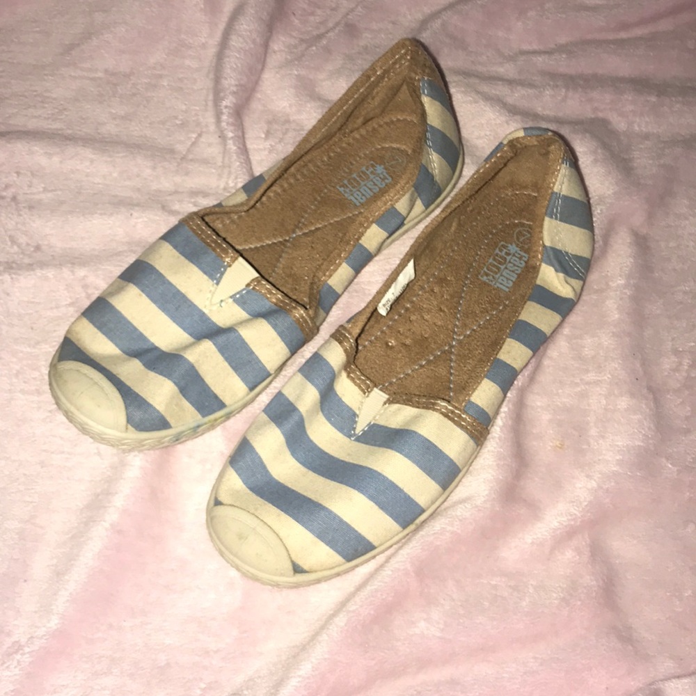 Toms-Like shoe. Slip ons.